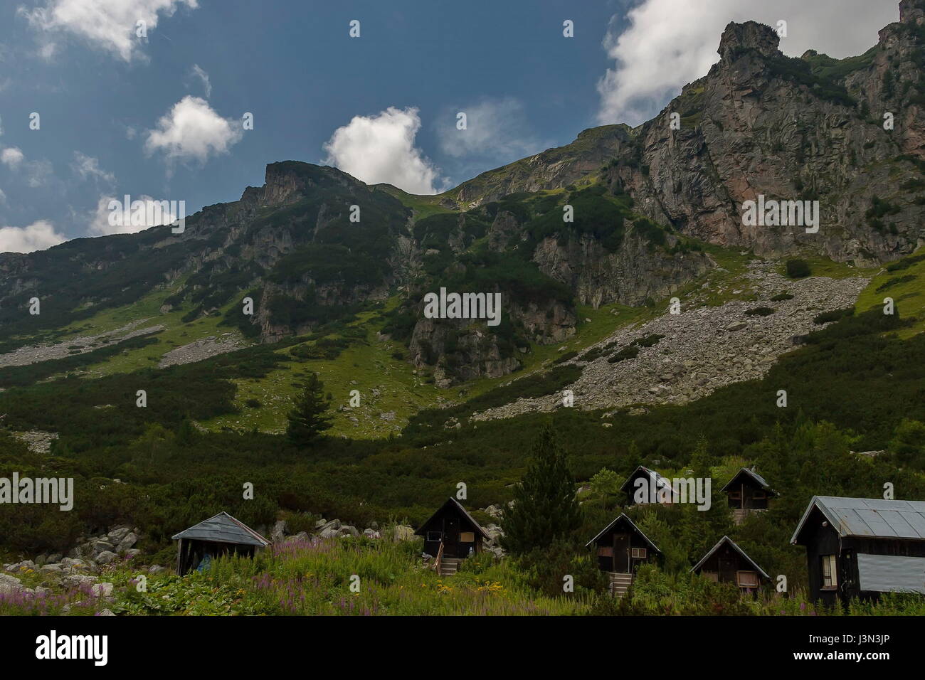 Voir de vieux bois maison, bivouac ou bungalow en maison d'hôte à Maliovitza écologique sur le marcher vers Maliovitza sommet en montagne de Rila, Bulgarie Banque D'Images