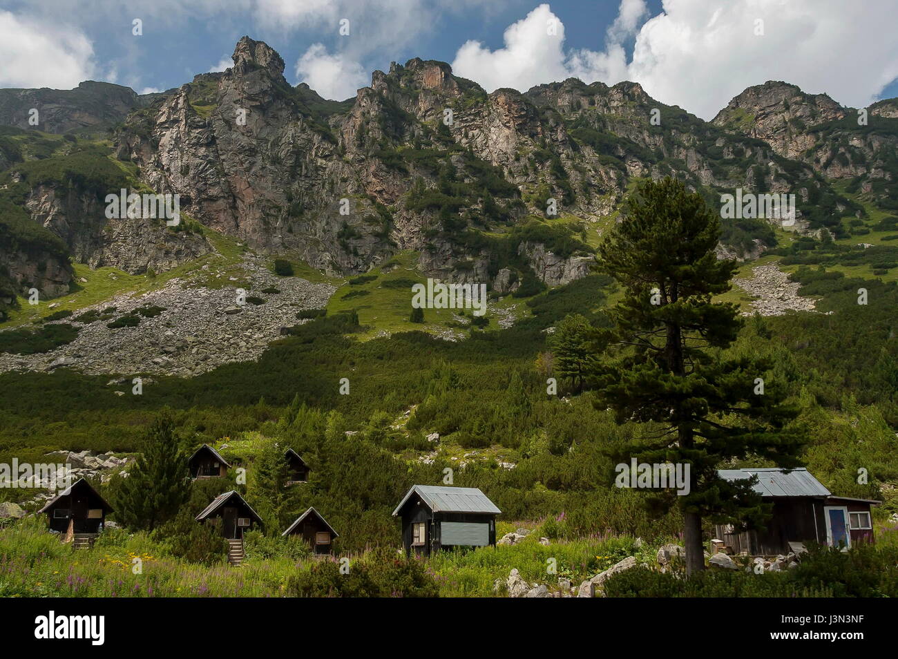 Voir de vieux bois maison, bivouac ou bungalow en maison d'hôte à Maliovitza écologique sur le marcher vers Maliovitza sommet en montagne de Rila, Bulgarie Banque D'Images