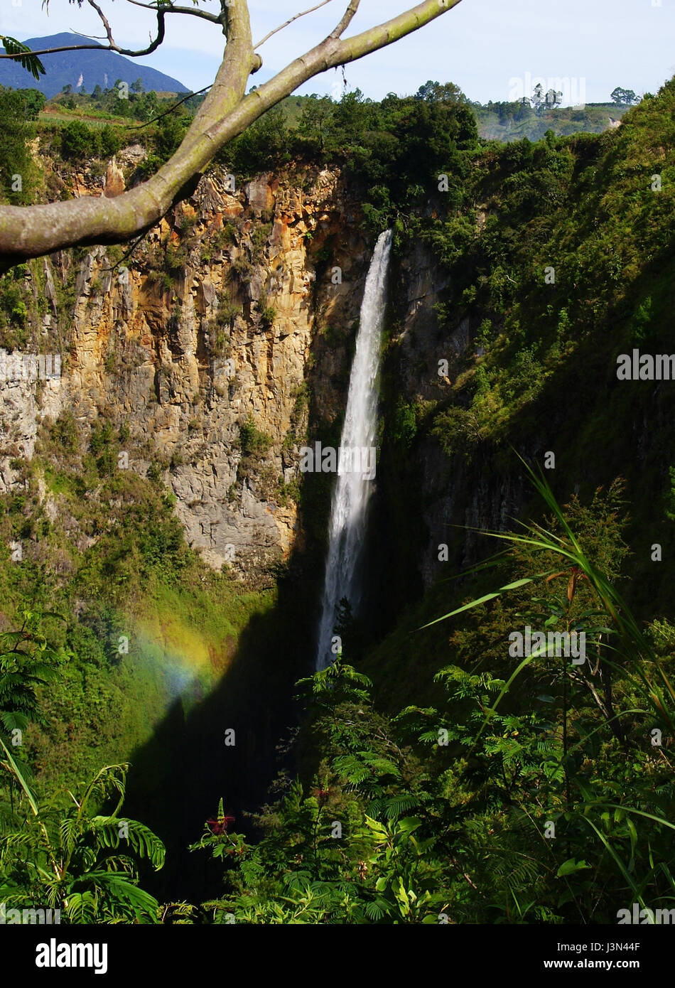 Cascade Sipiso piso-avec arc-en-ciel, au Nord Sumatra, Indonésie Banque D'Images