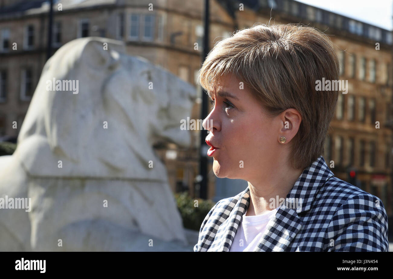 Premier ministre Nicola Sturgeon parler aux médias lors d'une photo avec le nouveau conseil du SNP en groupe de George Square Glasgow pour marquer la victoire du parti dans les élections locales écossaises. Banque D'Images