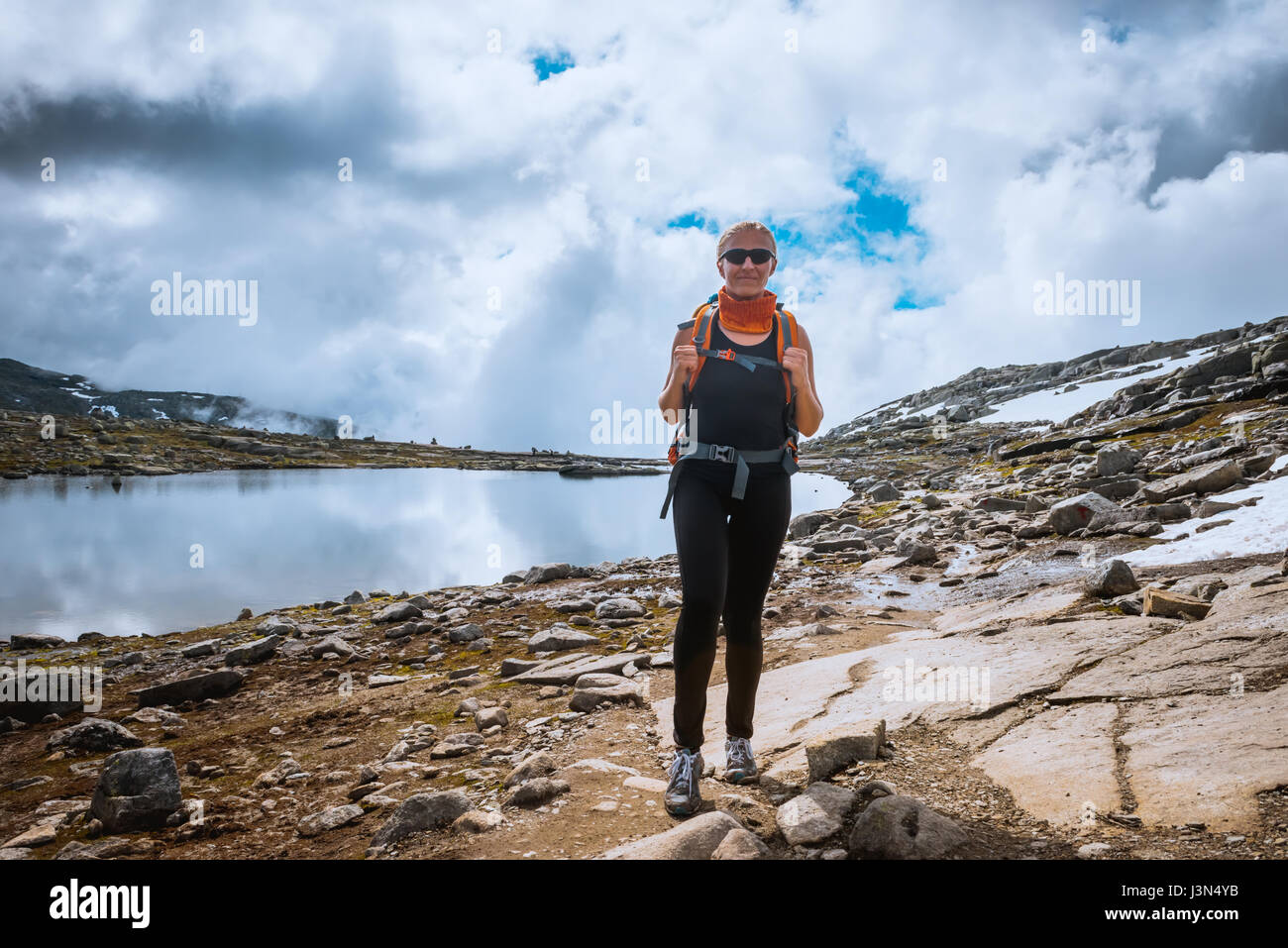 Happy sporty woman profiter du magnifique lac et de beau temps en Norvège Banque D'Images