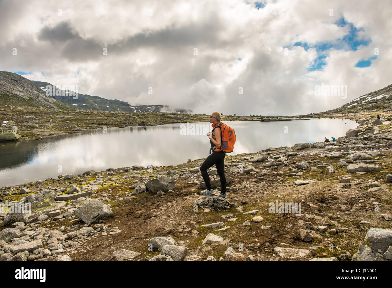 Happy woman profiter lake et beau temps en Norvège Banque D'Images