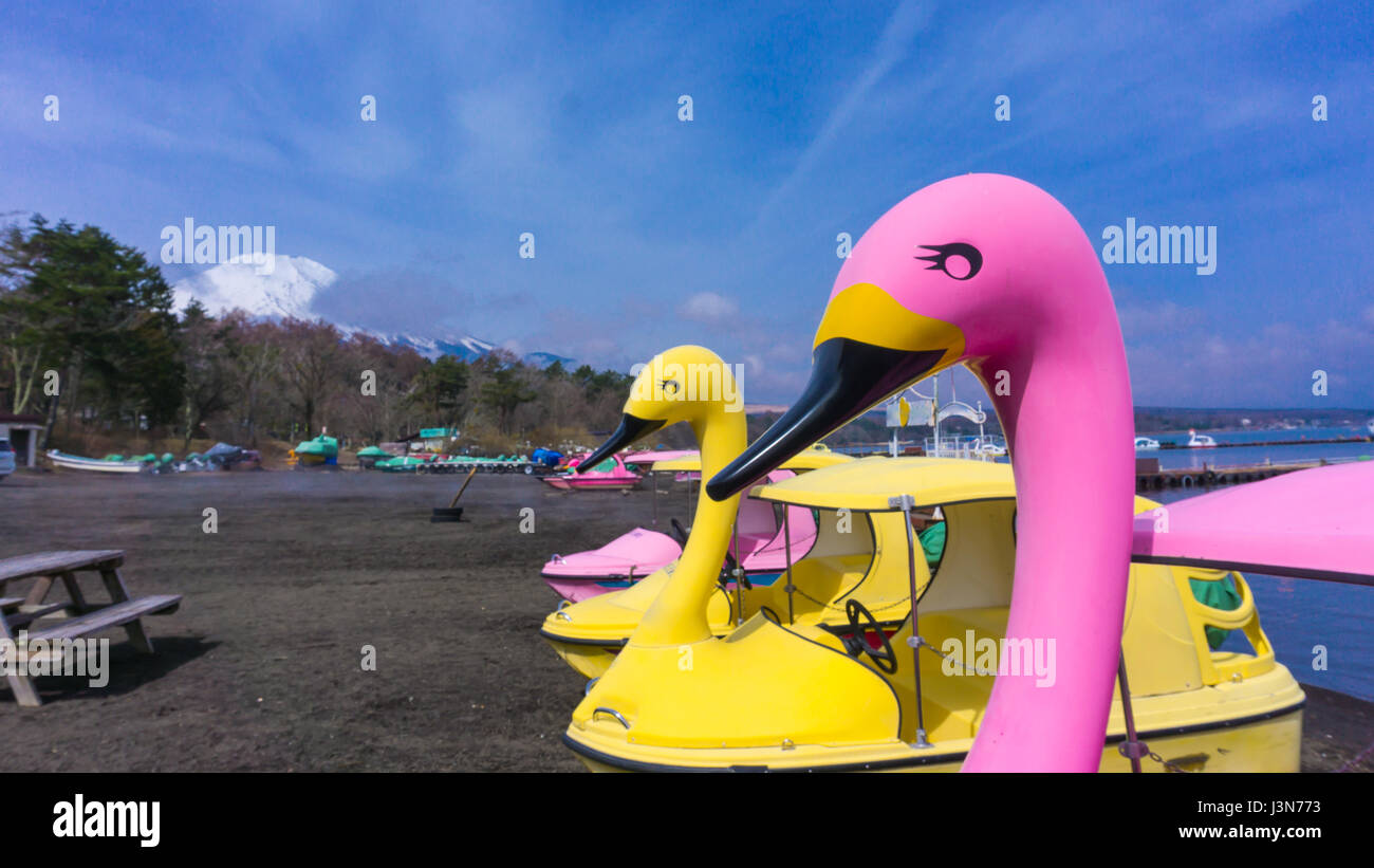 Le lac Yamanaka avec fuji mont contexte et swan boats Banque D'Images