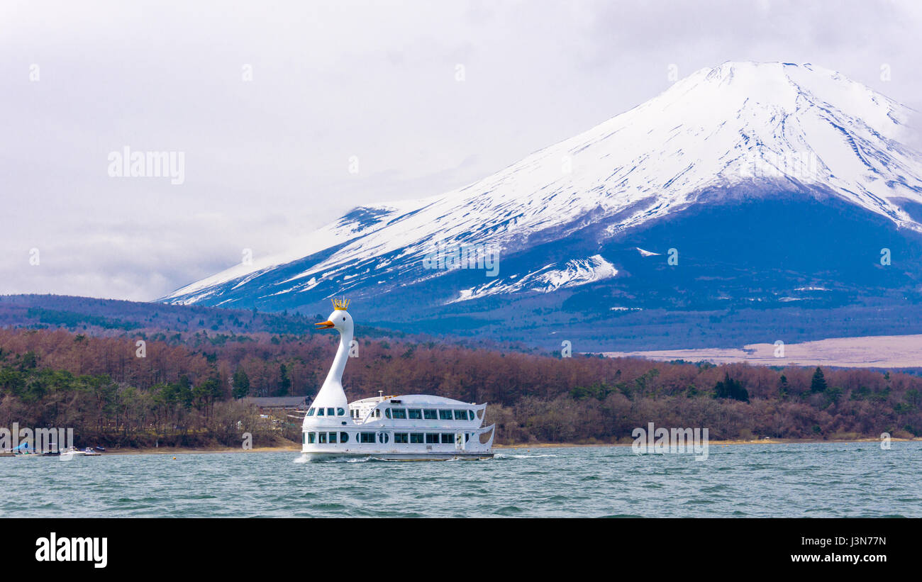 Le lac Yamanaka avec mont Fuji et fond bateau swan Banque D'Images