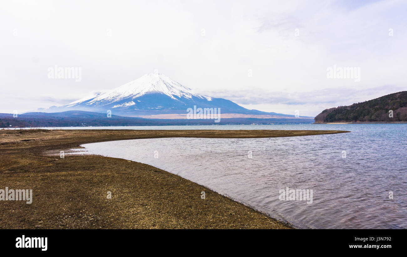 Le mont Fuji avec de la neige au sommet au printemps au lac Yamanaka Banque D'Images