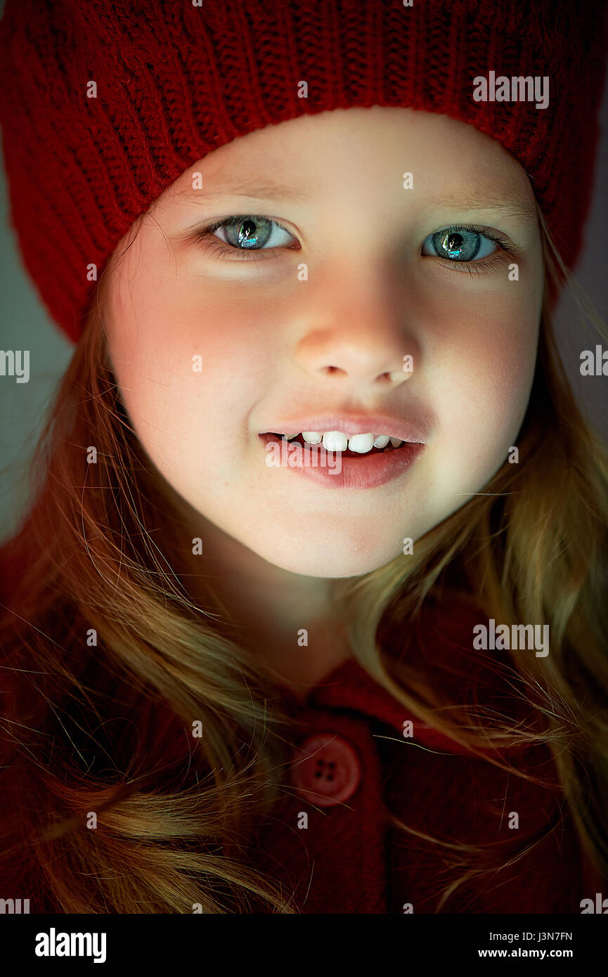 Bebe 3 Ans Aux Yeux Bleus Et Les Dents Blanches Dans Un Beret Rouge Cheveux Longs Photo Stock Alamy Bebe 3 Ans Aux Yeux Bleus Et Les Dents Blanches Dans Un Beret Rouge Cheveux Longs Photo Stock Alamy