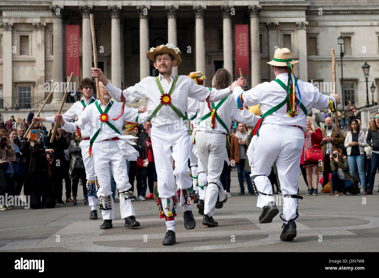 Les membres de la Cambridge Morris Men prendre part à la Westminster Morris Men's Journée annuelle de la danse à Trafalgar Square, Londres, avec des équipes de danse à travers l'Angleterre. Banque D'Images