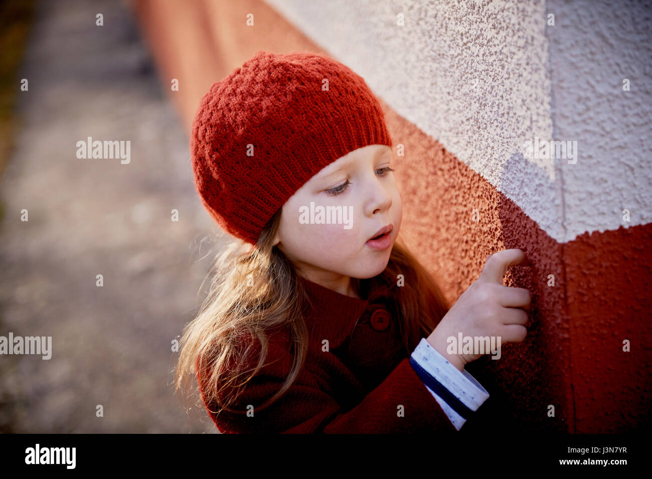 Bebe 3 Ans Avec Les Cheveux Longs Dans Un Beret Rouge Et Enduire L Exterieur Au Soleil Choisir Son Enfance Photo Stock Alamy