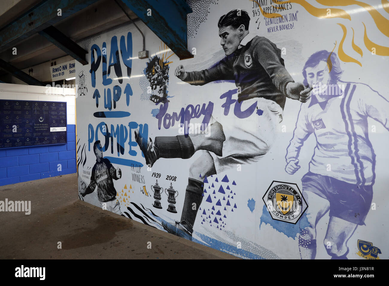 Un mur peint dans le sol avant de la Sky Bet League Deux match à Fratton Park, Portsmouth. Banque D'Images