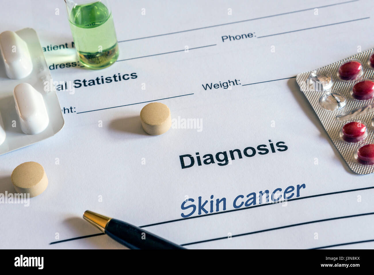 Le cancer de la peau diagnostic écrit dans le formulaire de diagnostic et des pilules Banque D'Images