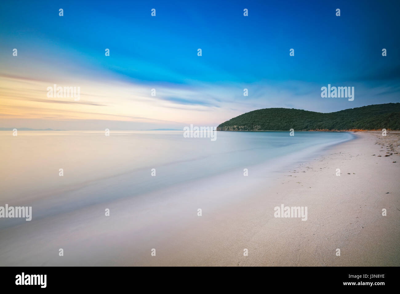 Coucher de soleil plage de la baie de Cala violina en Maremme, Toscane. Destination de voyage en mer Méditerranée. L'Italie, l'Europe. Longue Exposition. Banque D'Images