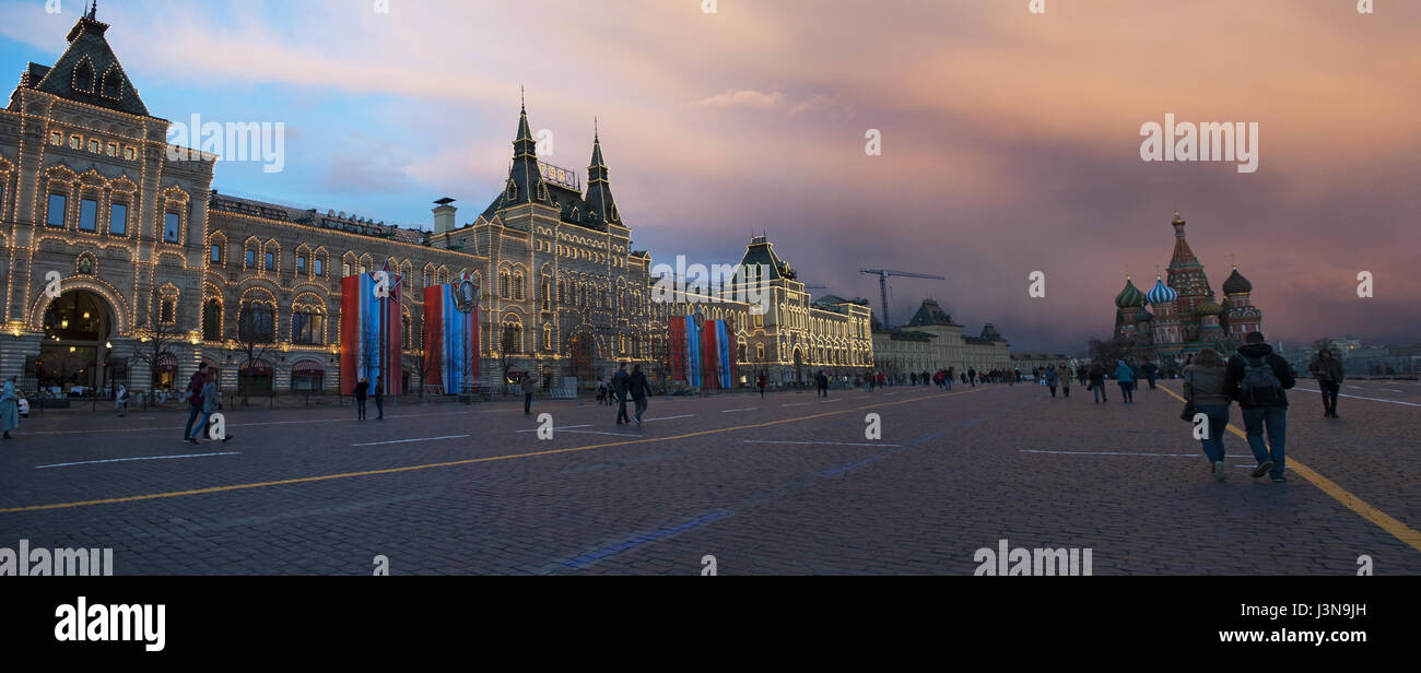 Coucher du soleil sur la Place Rouge avec du grand magasin Gum, un centre commercial, et la cathédrale de Saint Basil, église orthodoxe construit sur ordre du tsar Ivan le Terrible Banque D'Images