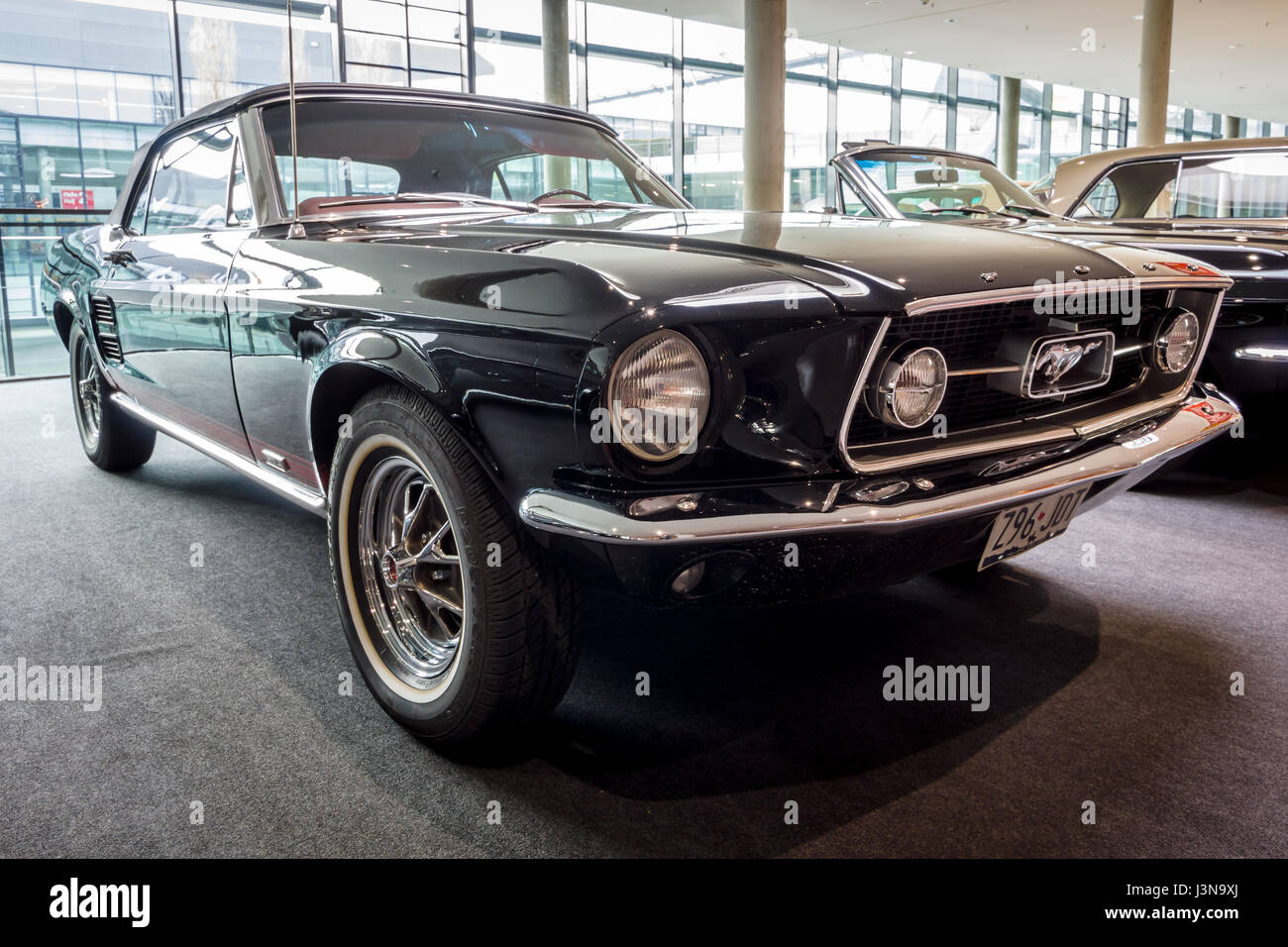 STUTTGART, ALLEMAGNE - Mars 03, 2017 : Pony car Ford Mustang décapotable 1967. Plus grand d'Europe Exposition de voitures classiques 'RETRO' classiques Banque D'Images