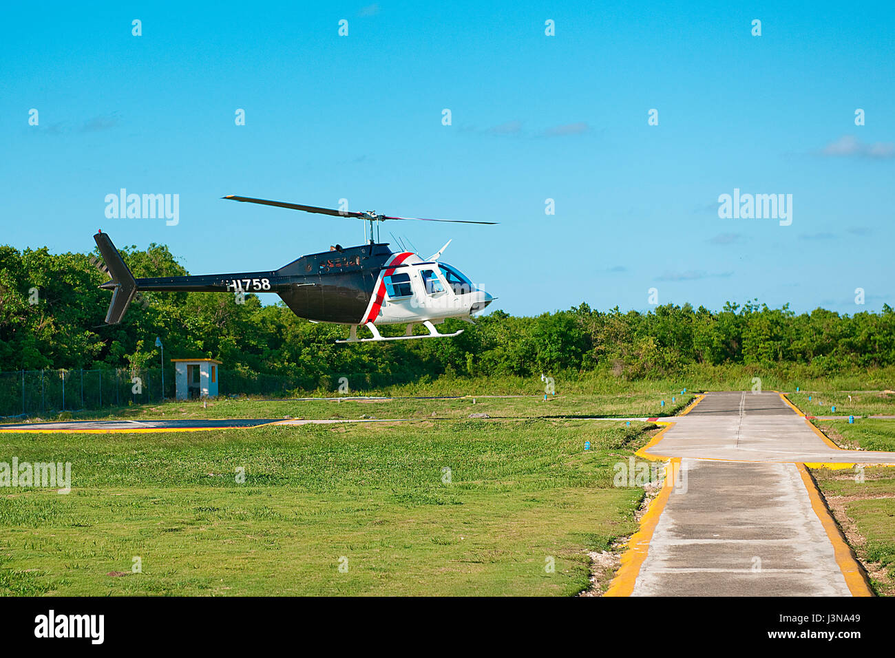 Approche d'hélicoptère, avion, Bell 206B JetRanger III, planant, d'aviation, de circulation, de la piste d'hélicoptère Banque D'Images