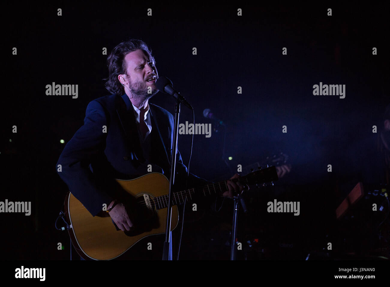 Toronto, Canada. 5 avril, 2017. Josh Tillman, mieux connu comme le père John Misty effectue un intime comment sur sa Pure Comedy Tour, au Royal Alexander Theater à Toronto, au Canada. Credit : Bobby Singh/Alamy Live News Banque D'Images