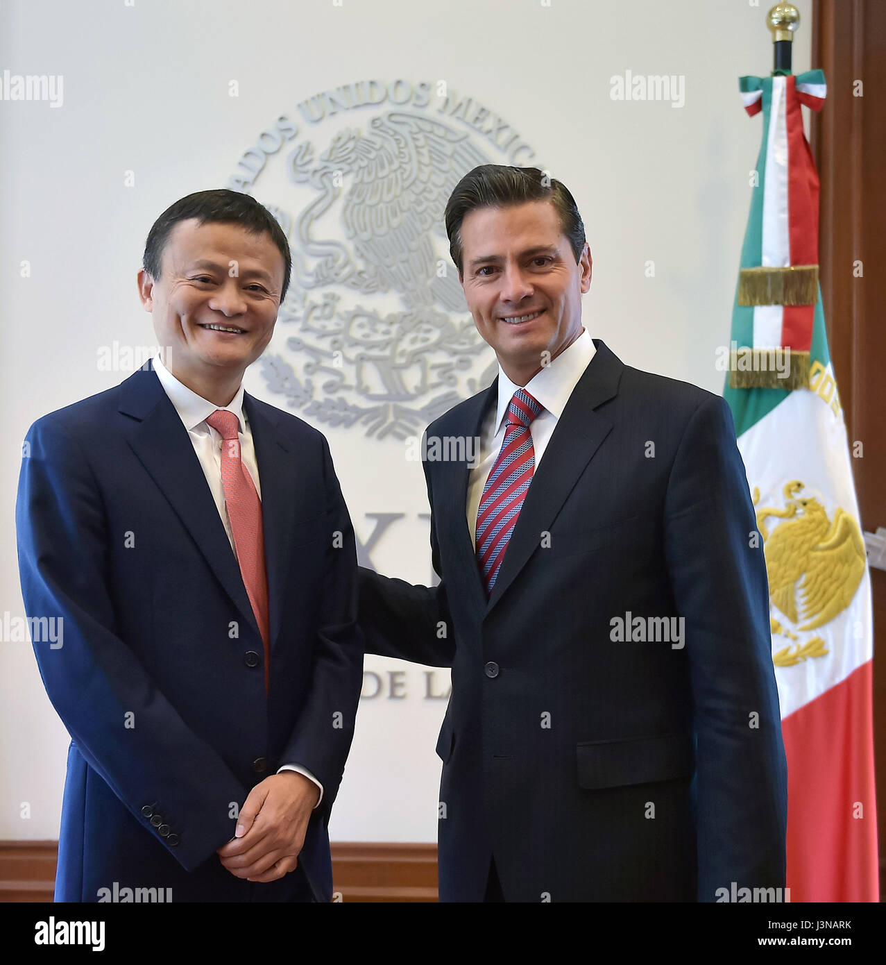 Le Président mexicain Enrique Pena Nieto, droite, rencontre des PDG d'Alibaba Jack Ma à la résidence officielle de Los Pinos, 5 mai 2017 à Mexico, Mexique. Le TWO a examiné le commerce en ligne en Chine extension des opérations géant au Mexique. Banque D'Images