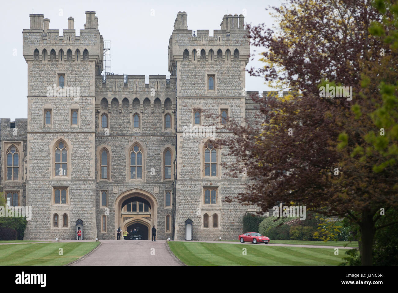 Windsor, Royaume-Uni. 6 mai, 2017. Un cortège de 250 voitures Jaguar vintage fait son chemin à travers le château de Windsor au cours de la Royal Windsor Festival Jaguar dans l'aide du prince Philip d'affectation spéciale pour le Royal Borough of Windsor and Maidenhead. Le festival a été le plus grand rassemblement de voitures Jaguar jamais vu au Royaume-Uni. Credit : Mark Kerrison/Alamy Live News Banque D'Images