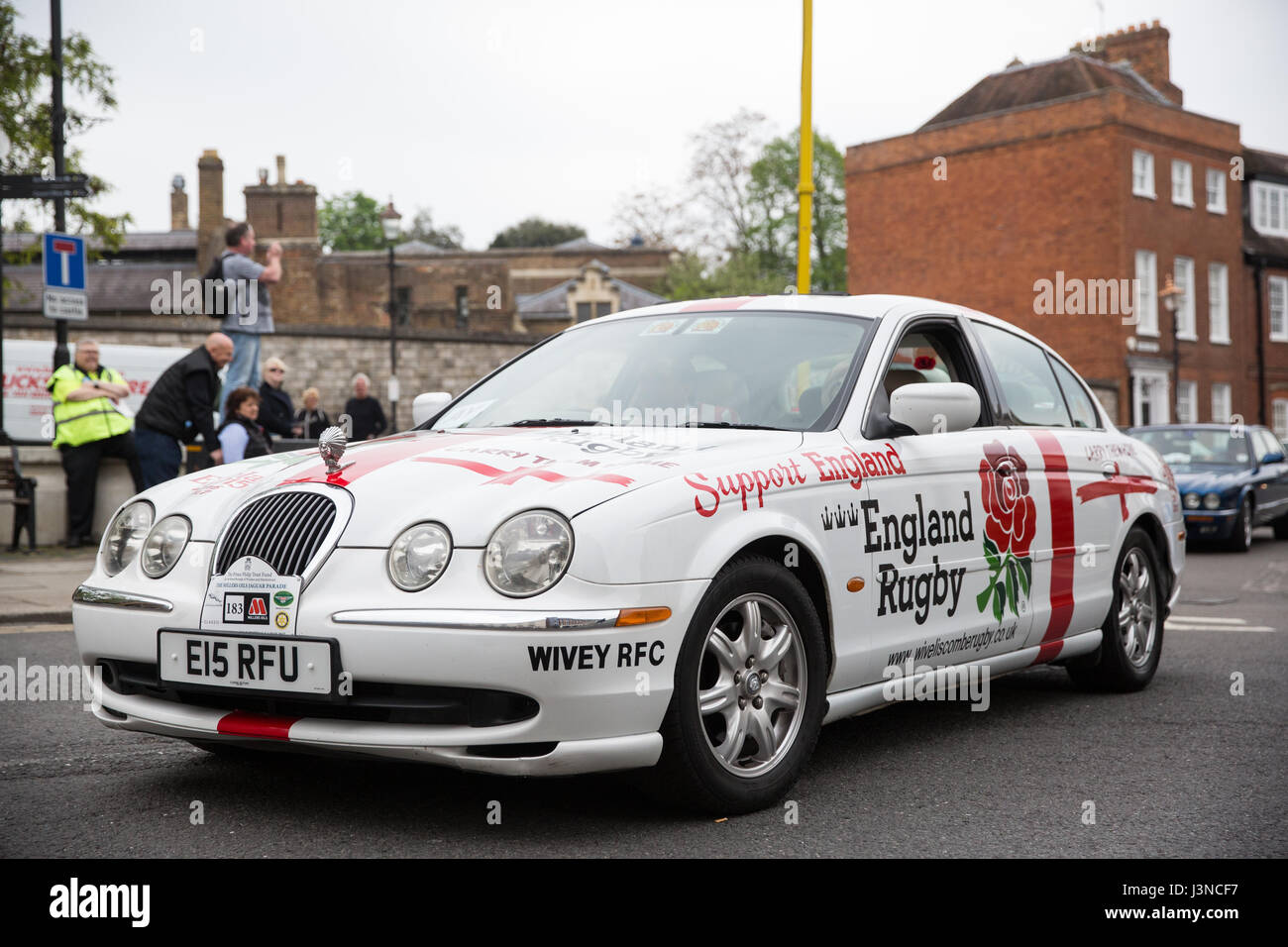 Windsor, Royaume-Uni. 6 mai, 2017. Un cortège de 250 voitures Jaguar vintage fait son chemin à travers le centre-ville de Windsor dans le château de Windsor au cours de la Royal Windsor Festival Jaguar dans l'aide du prince Philip d'affectation spéciale pour le Royal Borough of Windsor and Maidenhead. Le festival a été le plus grand rassemblement de voitures Jaguar jamais vu au Royaume-Uni. Credit : Mark Kerrison/Alamy Live News Banque D'Images