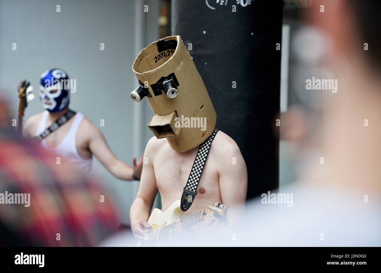 Brighton, UK. 6 mai, 2017. Un groupe de rock Gorillabot masqués dans la rue du Nord dans le cadre de la Brighton Brighton Festival Fringe City Crédit : les événements d'aujourd'hui Simon Dack/Alamy Live News Banque D'Images