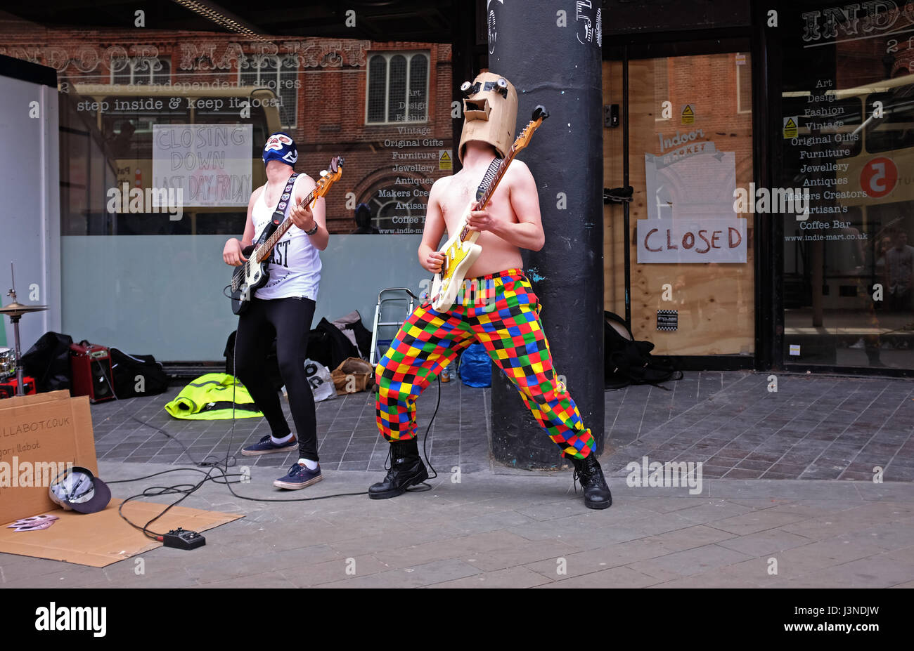 Brighton, UK. 6 mai, 2017. Un groupe de rock Gorillabot masqués dans la rue du Nord dans le cadre de la Brighton Brighton Festival Fringe City Crédit : les événements d'aujourd'hui Simon Dack/Alamy Live News Banque D'Images