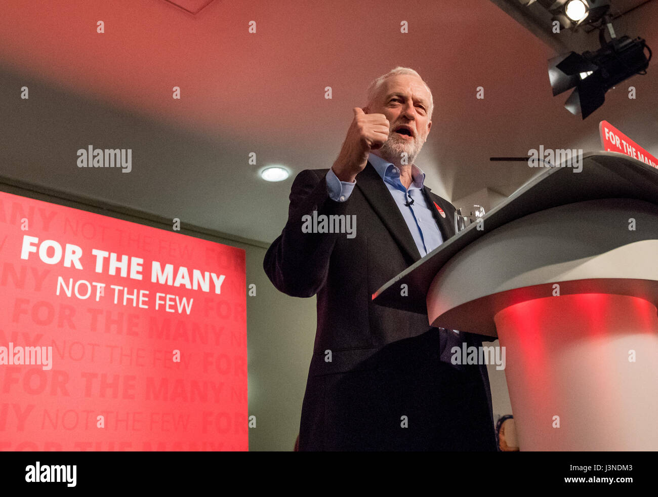 Leicester, Royaume-Uni. 6 mai 2017. Jeremy Corbyn, chef du parti travailliste, l'élection générale s'exprimant lors d'un rassemblement à la Leicester Tigers, Welford Road Stadium, Broad Street Road, Leicester, UK. À la suite des élections locales et le. Credit : Alan Keith Beastall/Alamy Live News Banque D'Images