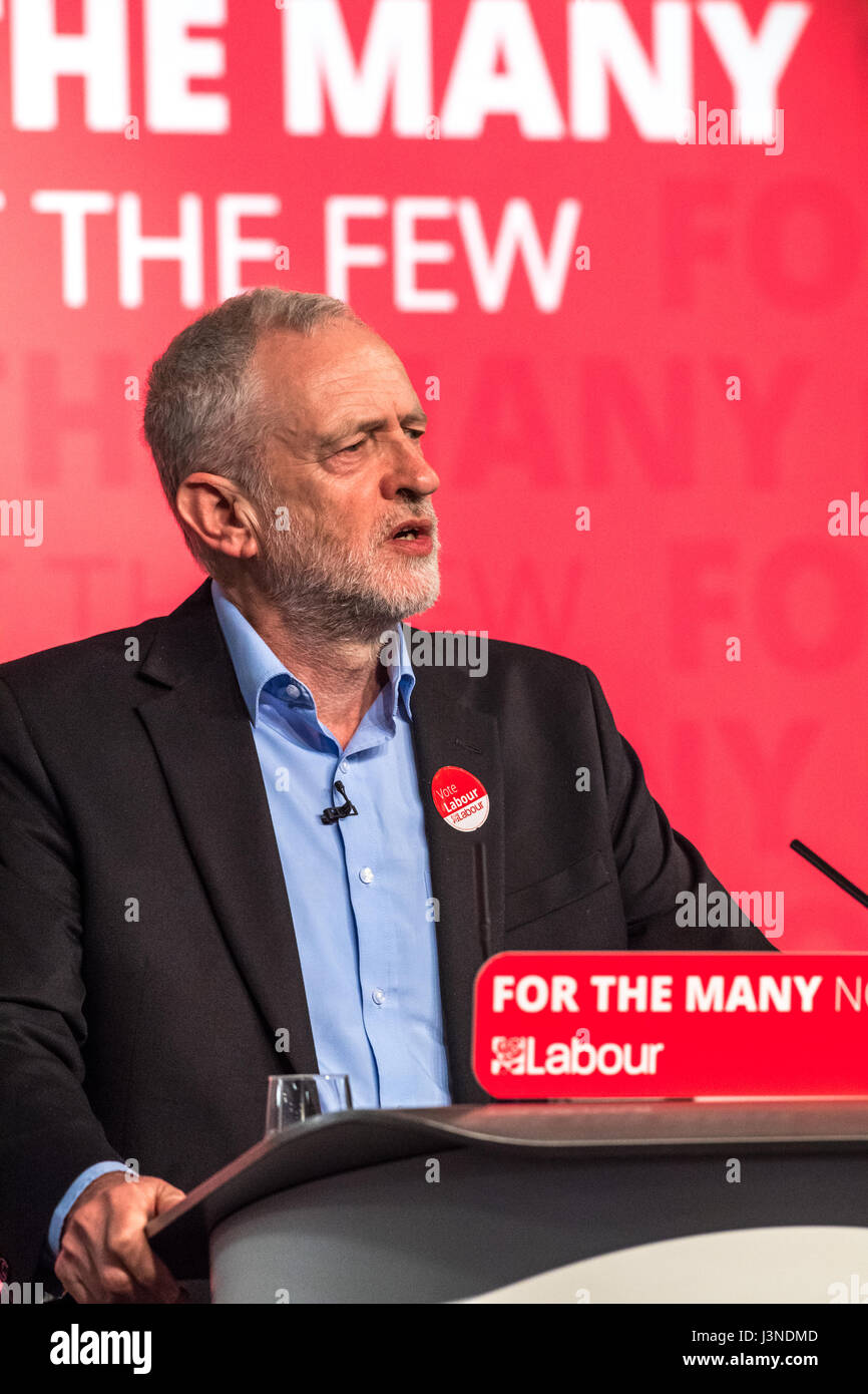 Leicester, Royaume-Uni. 6 mai 2017. Jeremy Corbyn, chef du parti travailliste, l'élection générale s'exprimant lors d'un rassemblement à la Leicester Tigers, Welford Road Stadium, Broad Street Road, Leicester, UK. À la suite des élections locales et le. Credit : Alan Keith Beastall/Alamy Live News Banque D'Images