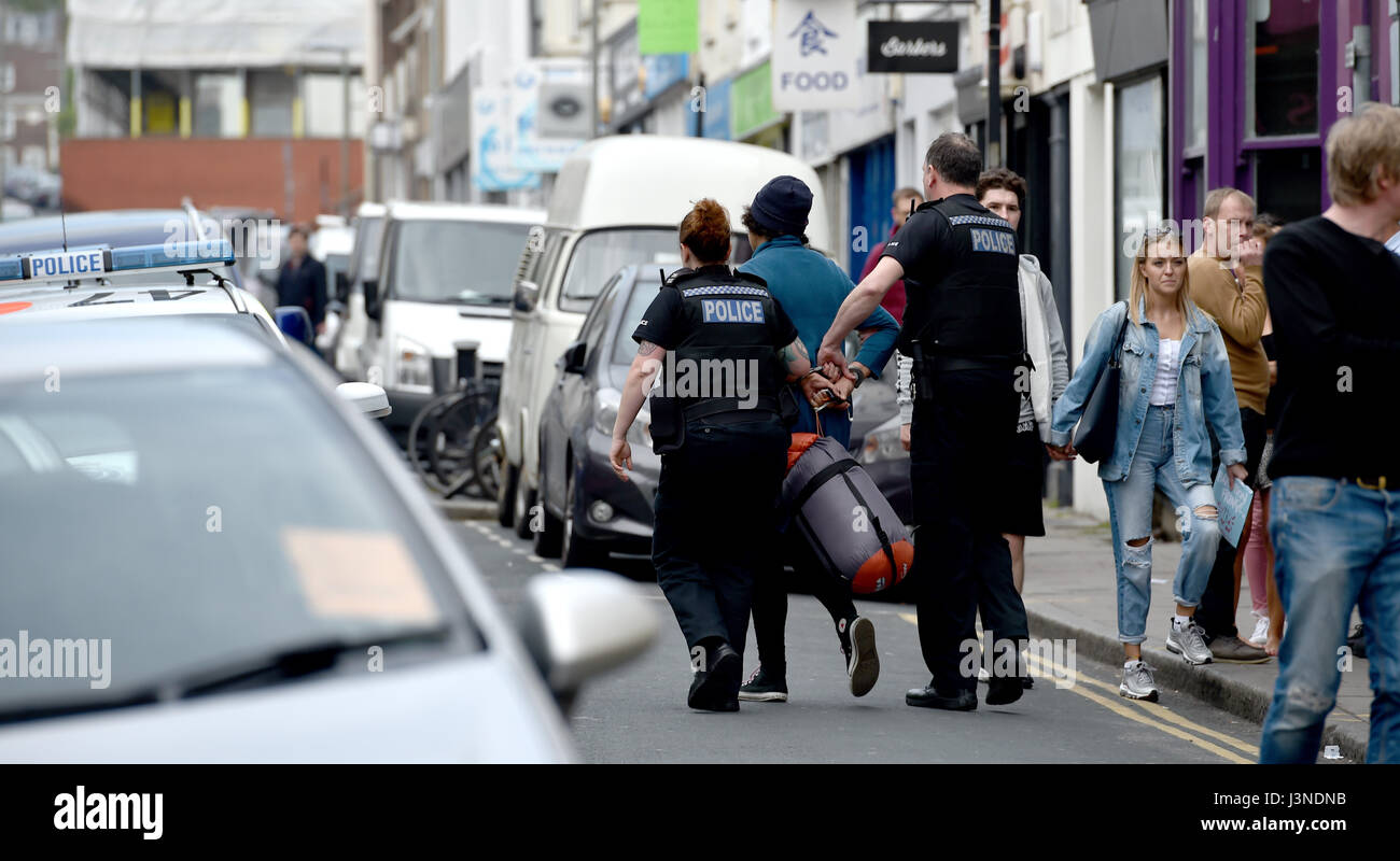 Brighton, UK. 6 mai, 2017. La police arrête et conduire une femme à la suite d'un incident dans la rue George Kemp Town Brighton cet après-midi : Crédit Simon Dack/Alamy Live News Banque D'Images