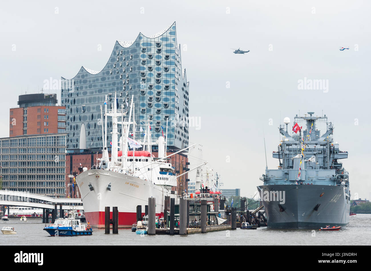 Hambourg, Allemagne. 06 mai, 2017. Le musée navire 'Cap San Diego' (L) et le navire de ravitaillement Bonn (A 1413) de la marine allemande sur la photo en face de l'Elbphilharmonie pendant les festivités pour l'anniversaire du port de Hambourg (Allemagne), 06 mai 2017. Plus d'un million de visiteurs et autour de 300 bateaux sont attendus pour visiter le port au cours de l'anniversaire entre 05 et 07 mai 2017. Photo : Christophe Gateau/dpa/Alamy Live News Banque D'Images