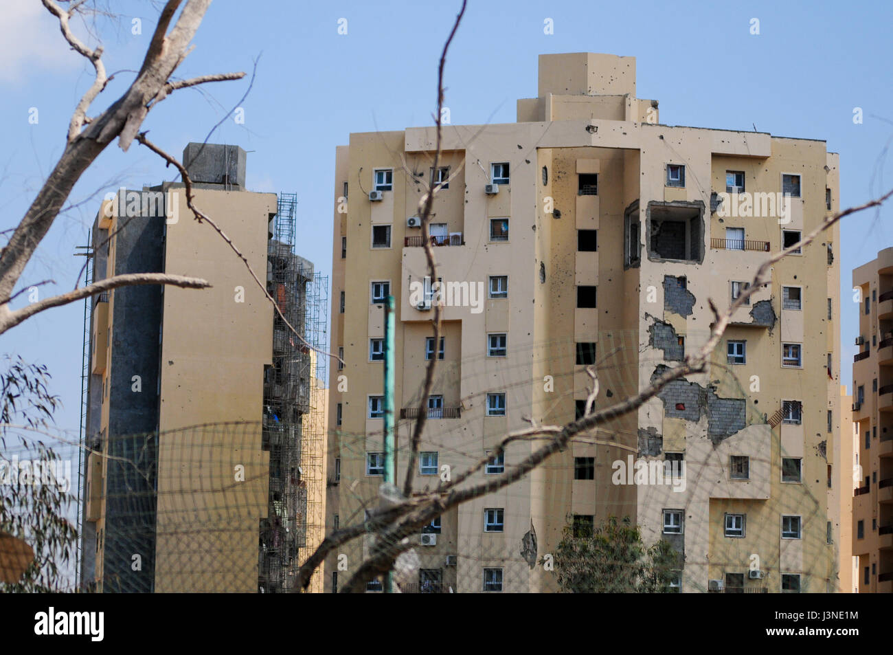 Tripoli (Libye). Le 05 Avr, 2017. Photo d'un bâtiment-front dans la périphérie de Tripoli qui ont subi des dommages à la bombe au cours de combats entre milices et l'armée, pris à Tripoli, Libye, 05 avril 2017. Le dictateur libyen Mouammar Kadhafi a été chassé hors de son palais il y a six ans, après quoi la ville s'est trouvée dans la carie. Photo : Simon Kremer/dpa/Alamy Live News Banque D'Images