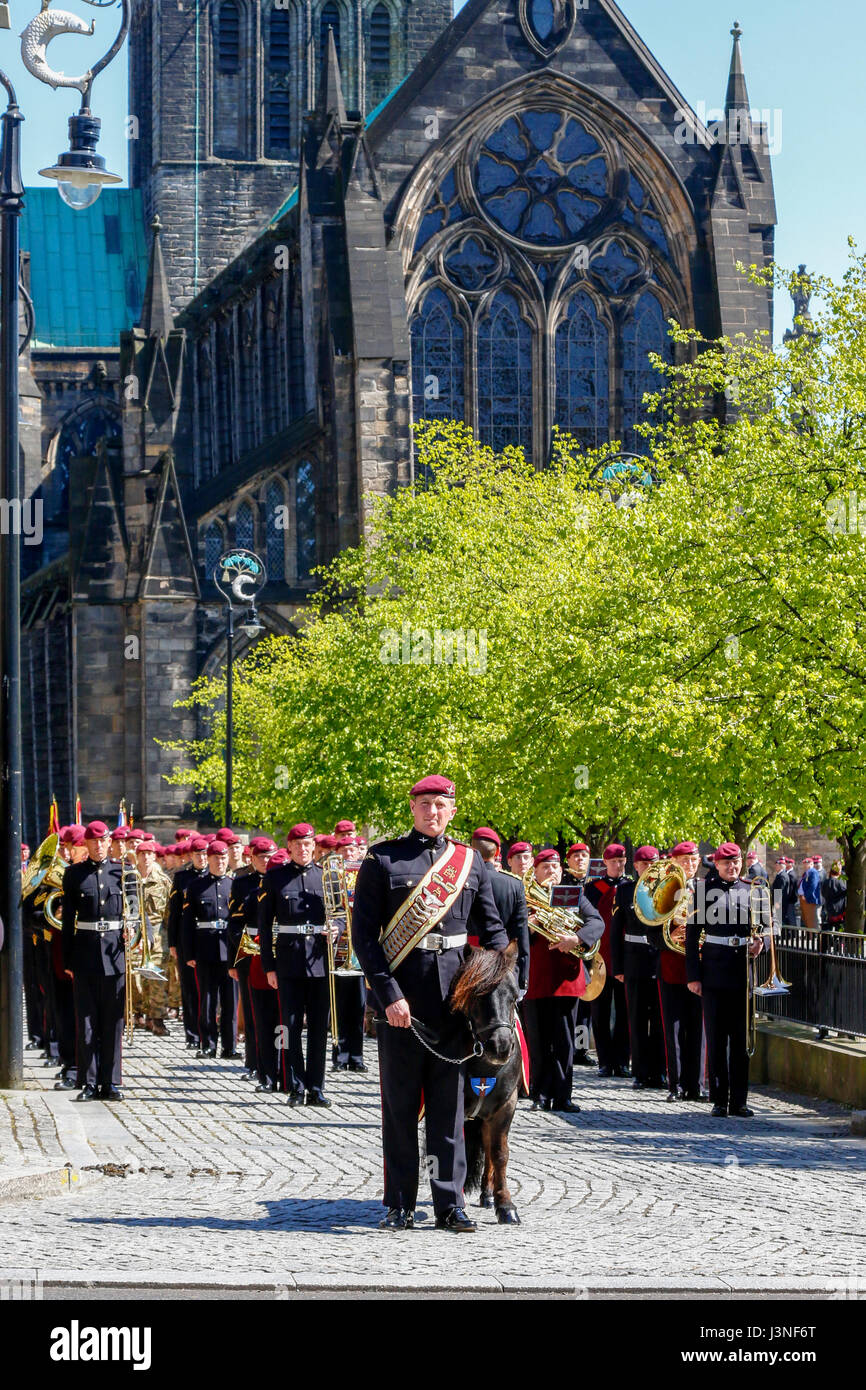 Glasgow, Ecosse, Royaume-Uni. 6 mai, 2017. Pour commémorer le 70e anniversaire de la formation de XV écossais (bénévole) bataillon du Régiment de parachutistes, qui sera plus tard connu sous le nom de '4 Para', un service a eu lieu à la cathédrale de Glasgow folllowed d'une marche à travers la ville, dirigé par le régiments parachutistes mascotte, un poney Shetland appelé Pegasus. Le fini en mars George Square où il y comme un défilé et saluer suivi d'une adresse par le Lt colonel Pat Conn OBE. Credit : Findlay/Alamy Live News Banque D'Images Glasgow, Ecosse, Royaume-Uni. 6 mai, 2017. Pour commémorer le 70e anniversaire de la formation de XV écossais (bénévole) bataillon du Régiment de parachutistes, qui sera plus tard connu sous le nom de '4 Para', un service a eu lieu à la cathédrale de Glasgow folllowed d'une marche à travers la ville, dirigé par le régiments parachutistes mascotte, un poney Shetland appelé Pegasus. Le fini en mars George Square où il y comme un défilé et saluer suivi d'une adresse par le Lt colonel Pat Conn OBE. Credit : Findlay/Alamy Live News Banque D'Images