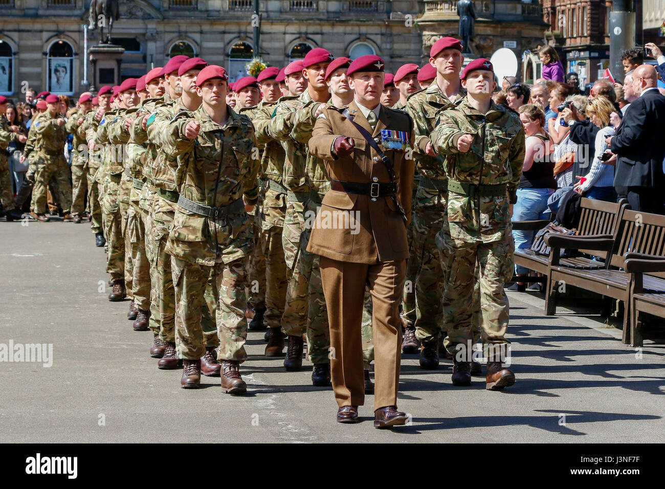 Glasgow, Ecosse, Royaume-Uni. 6 mai, 2017. Pour commémorer le 70e anniversaire de la formation de XV écossais (bénévole) bataillon du Régiment de parachutistes, qui sera plus tard connu sous le nom de '4 Para', un service a eu lieu à la cathédrale de Glasgow suivie d'une marche à travers la ville, dirigé par le régiments parachutistes mascotte, un poney Shetland appelé Pegasus. Le fini en mars George Square où il y comme un défilé et saluer suivi d'une adresse par le Lt colonel Pat Conn OBE. Credit : Findlay/Alamy Live News Banque D'Images