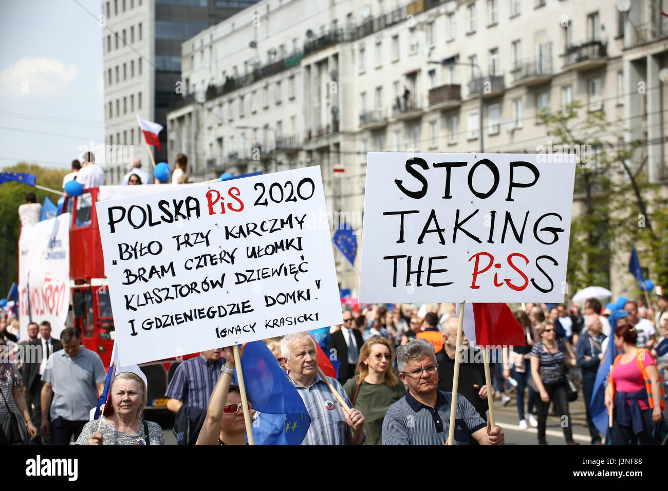 Pologne, Varsovie, le 6 mai, 2017 : Grande manifestation 'marche de la liberté' déplacé par Varsovie, organisé par plusieurs partis d'opposition (Nowoczesna, Platforma Obywatelska) et les ONG. ©Jake Ratz/Alamy Live News Banque D'Images