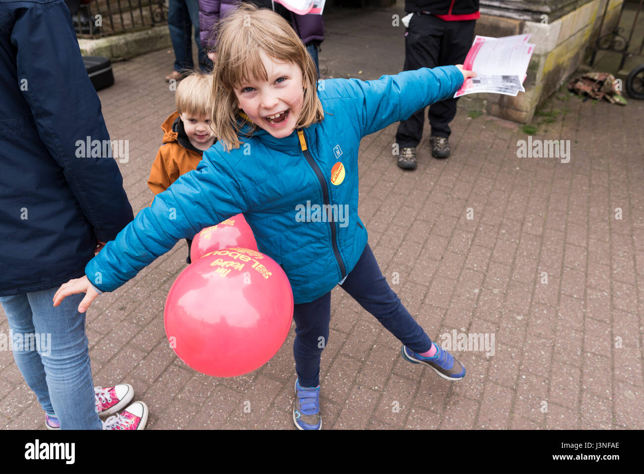 Milton Keynes, Royaume-Uni. 6 mai, 2017. Les enfants jouent avec des ballons lors d'une partie du travail à l'étal de Stony Stratford dans la circonscription Sud de Milton Keynes. Crédit : David Isaacson/Alamy Live News Banque D'Images