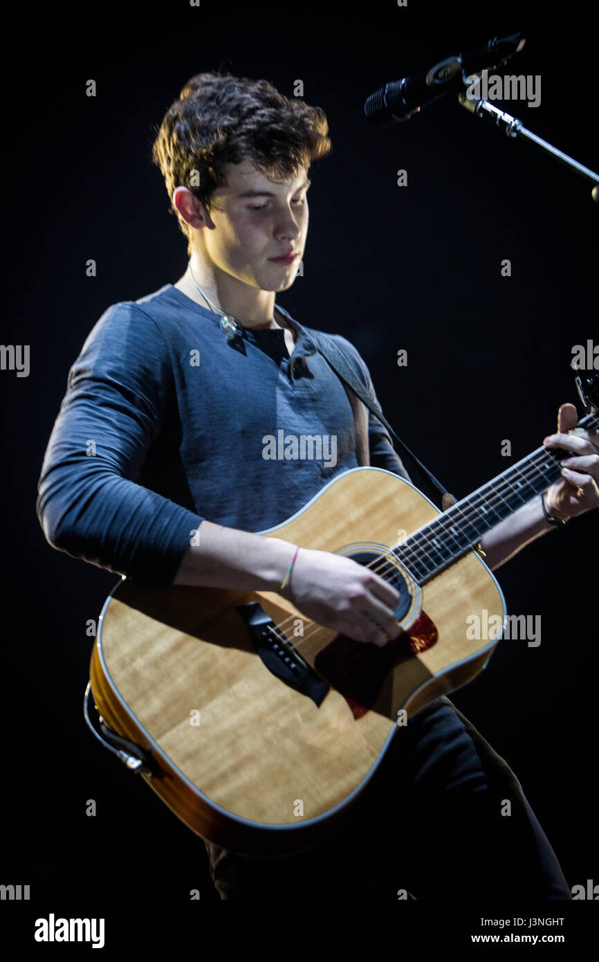 Milan, Italie. 6 mai, 2017. Shawn Mendes live au Mediolanum Forum Assago Milan Crédit : Roberto Finizio/ Alamy Live News Banque D'Images