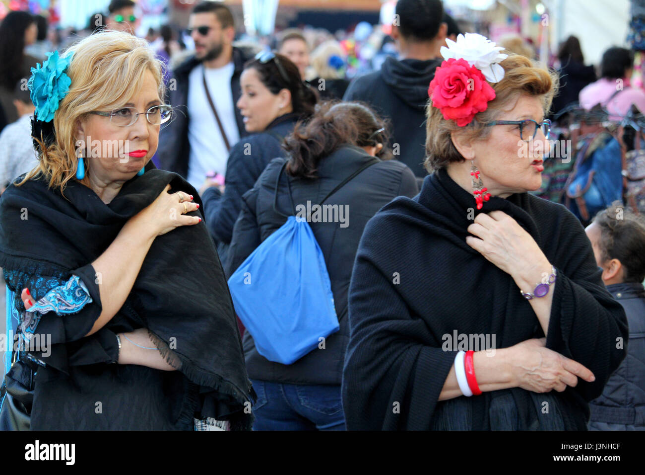 Barcelone, Espagne. 6 mai, 2017. Les personnes en voyage d'dressess flamenco avec la Feria de Abril à Barcelone, dans le quartier Diagonal Mar Geromella Crédit : Dino/Alamy Live News Banque D'Images