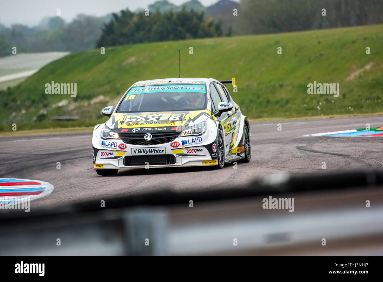 Le Hampshire, au Royaume-Uni. 6 mai, 2017. Circuit de Course Thruxton et centre de sport automobile, Andover, Hampshire, Royaume-Uni. 6 mai 2016. Senna Proctor du pouvoir atteint sa limite dans sa course de qualification Vauxhall Astra à Dunlop MSA British Touring Car Championship. Tous les cars race aujourd'hui avec le n° BillyWhizz et plaques d'écurie à l'appui de Billy sectaire qui a subi des blessures qui change la vie à Donington Park, il y a quelques semaines lors d'une F4 (formule 4) Course du Championnat Britannique. © Vous Bailey / Alamy Live News Banque D'Images