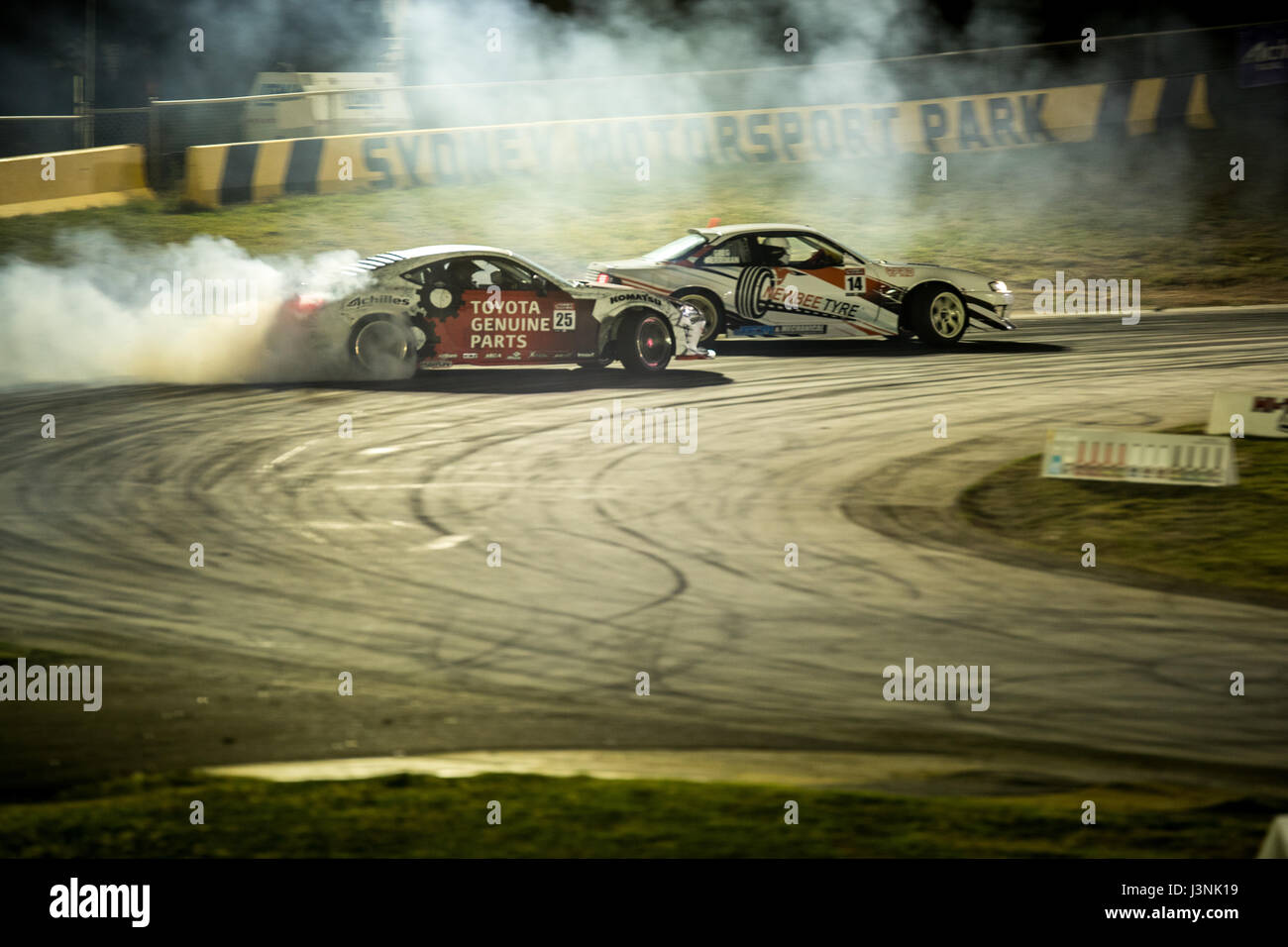 Sydney Motorsport Park, Australie. 6 mai 2017. Près de porte à porte des dernières années champ Beau Yates avec Greg Merriman au numéro 14. Anthony Bolack/Alamy Live News Banque D'Images