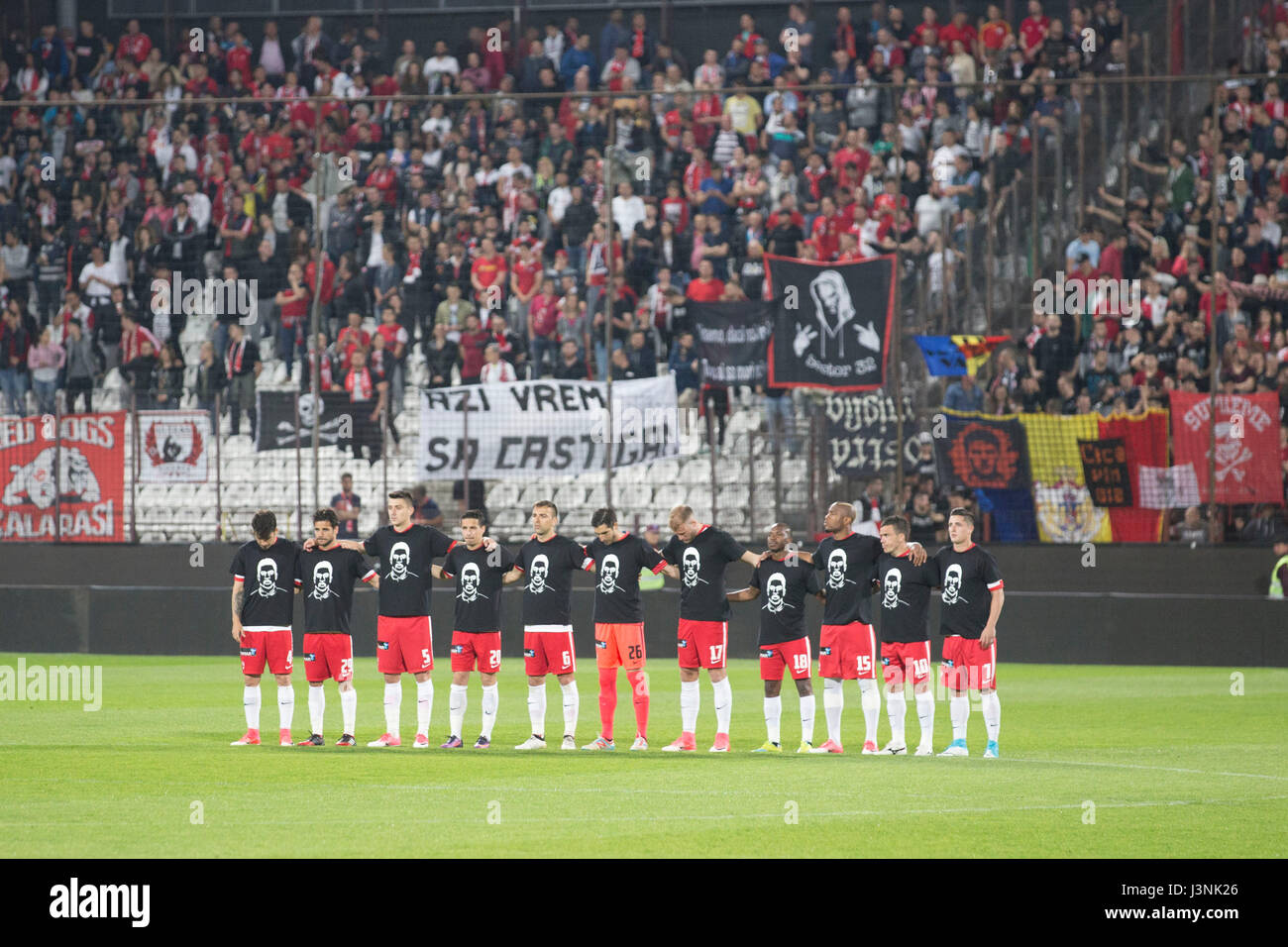 Fans du FC Dinamo Bucuresti dans une minute de silence à la mémoire de Patrick Ekeng avant le match entre le CFR Cluj Napoca vs FC Dinamo, Bucurestit Radulscu au Dr Constantin Stadium, Cluj Napoca, Roumanie Photo : Cronos/Manases Sandor Banque D'Images