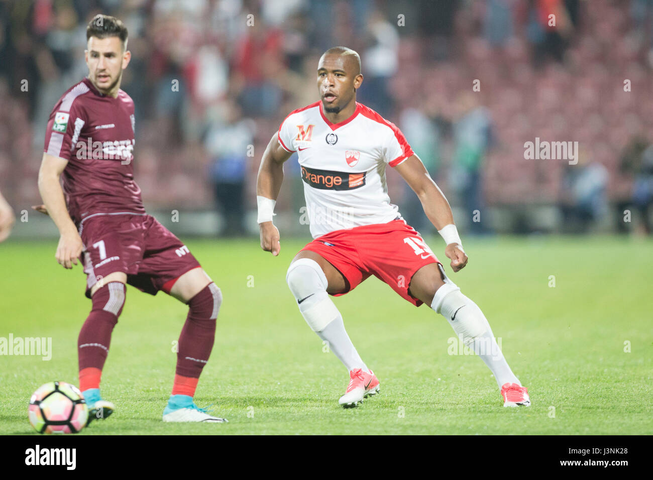 Peut Sphiwe MAHLANGU pendant le jeu entre CFR Cluj Napoca vs FC Dinamo, Bucurestit Radulscu au Dr Constantin Stadium, Cluj Napoca, Roumanie Photo : Cronos/Manases Sandor Banque D'Images