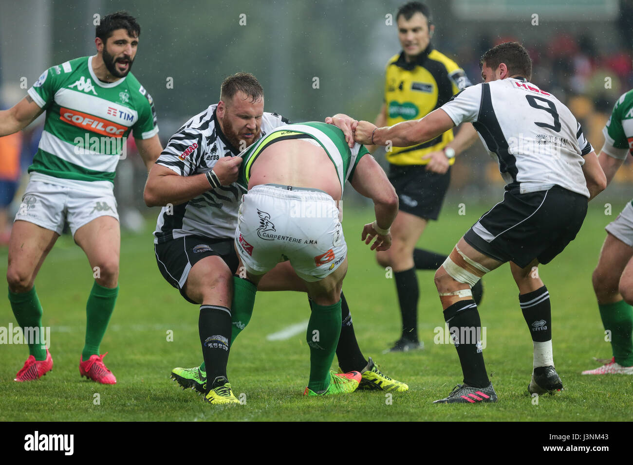 Parme, Italie. 06 mai, 2017. La Zèbre hooker Andrea Lovotti s'attaque à Benetton n8 Robert Barbieri Guinness en pro12 © Massimiliano Carnabuci/Alamy news Banque D'Images