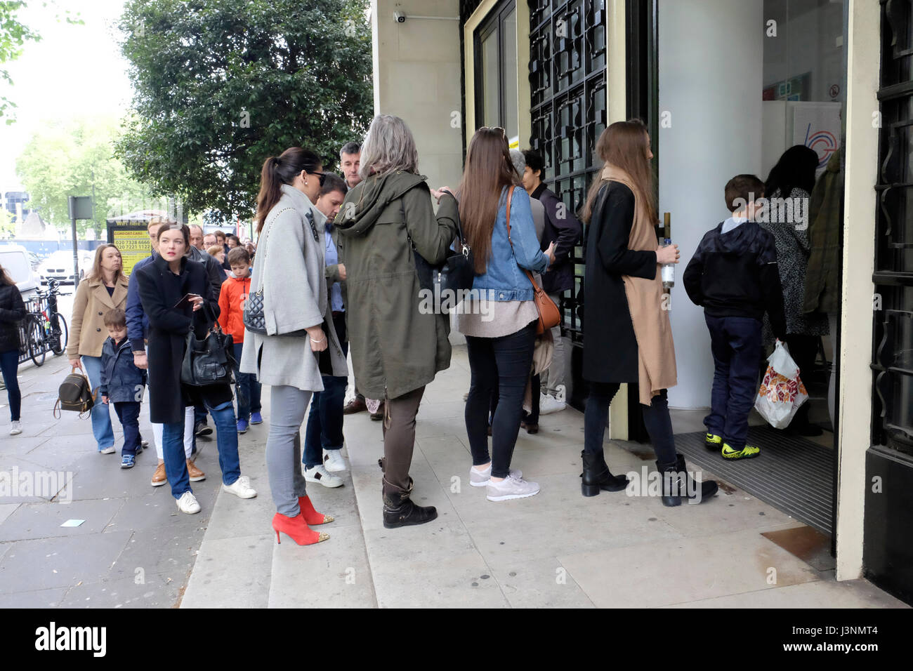 Londres, Royaume-Uni, 7 mai 2017. Les citoyens français résidents dans la file d'attente à Londres vote pour le deuxième tour des élections présidentielles. Credit : Yanice Idir / Alamy Live News Banque D'Images