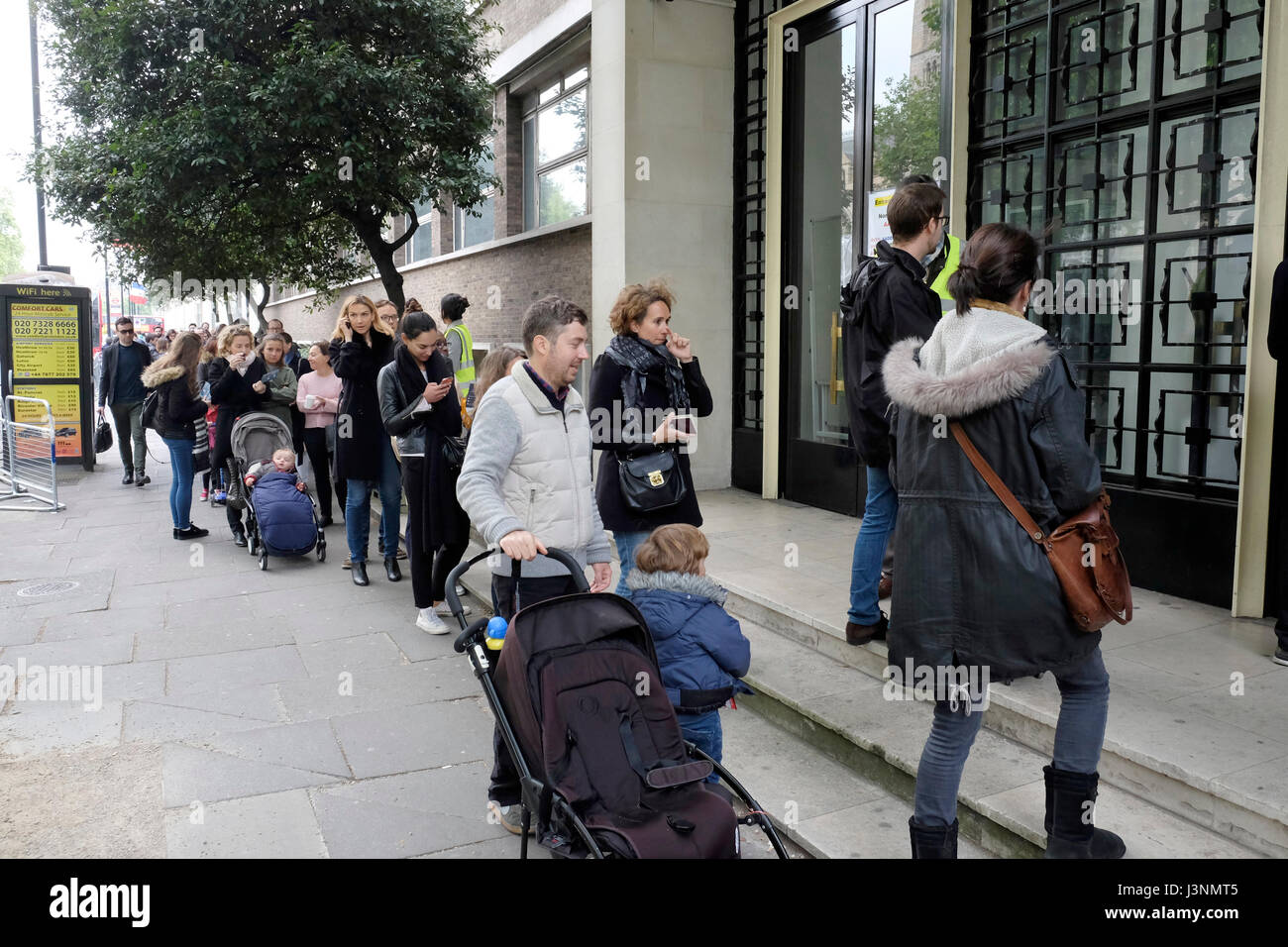 Londres, Royaume-Uni, 7 mai 2017. Les citoyens français résidents dans la file d'attente à Londres vote pour le deuxième tour des élections présidentielles. Credit : Yanice Idir / Alamy Live News Banque D'Images