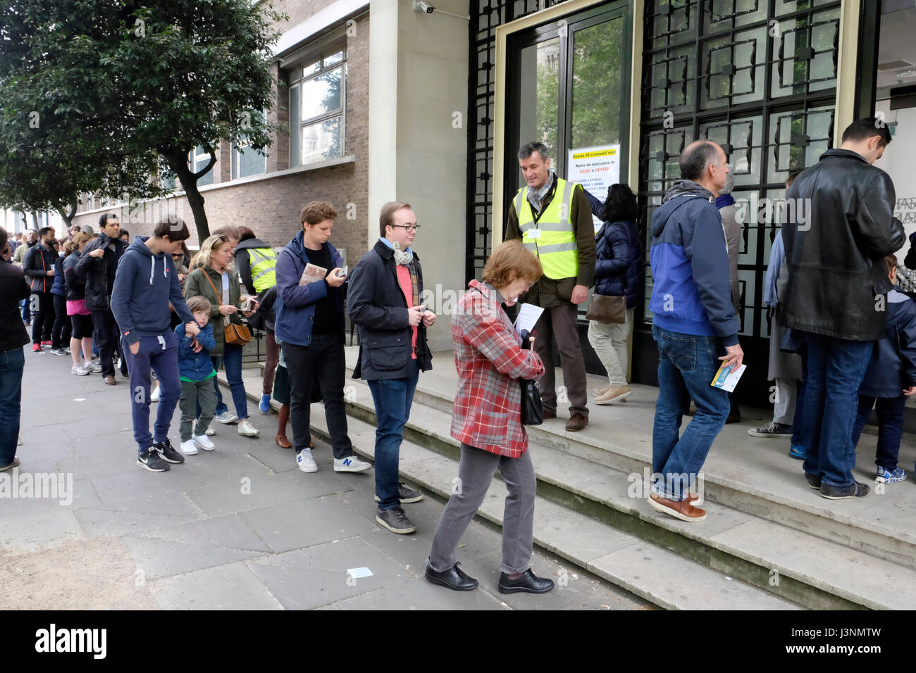 Londres, Royaume-Uni, 7 mai 2017. Les citoyens français résidents dans la file d'attente à Londres vote pour le deuxième tour des élections présidentielles. Credit : Yanice Idir / Alamy Live News Banque D'Images