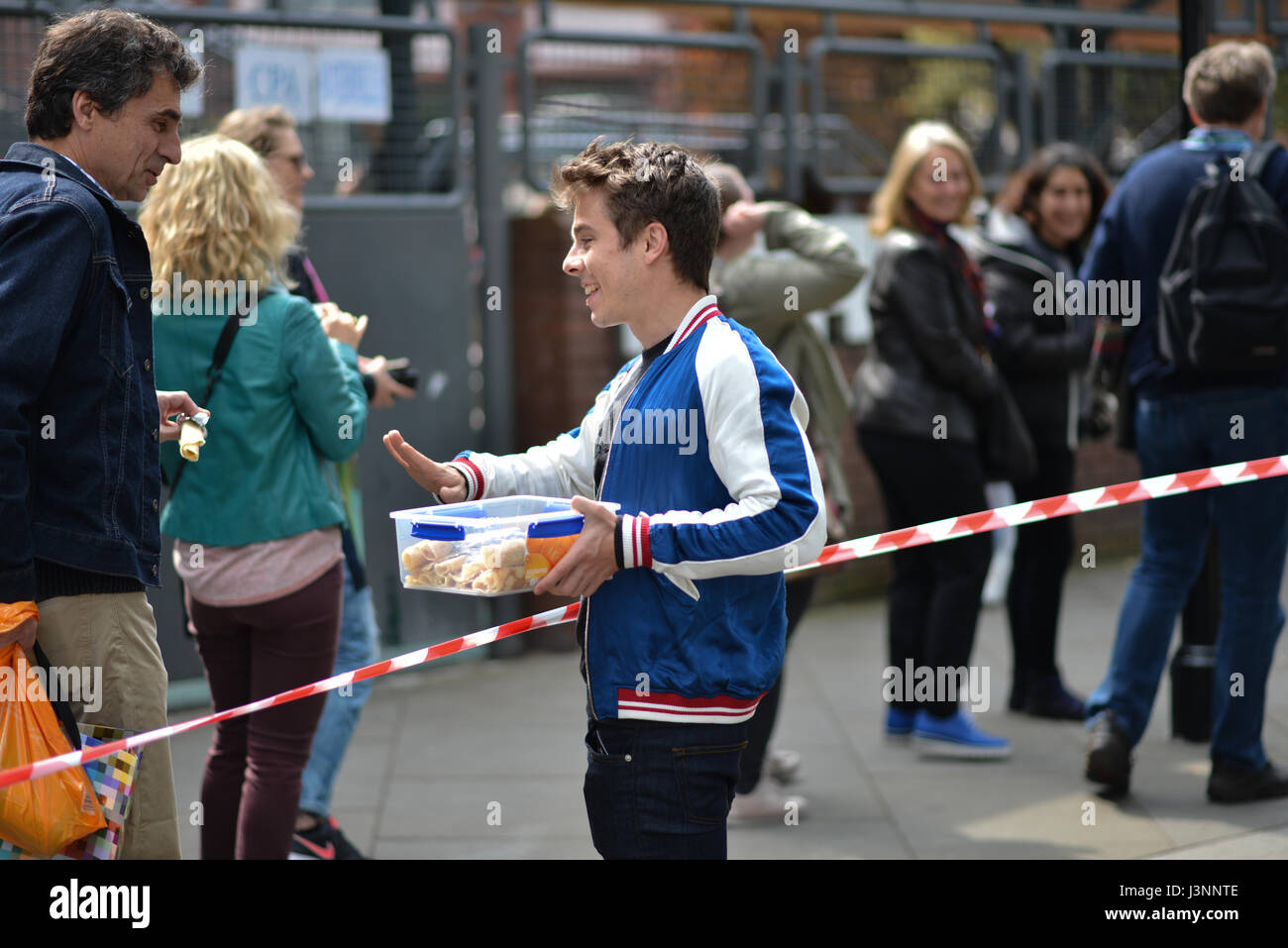 South Kensington, London, UK. 7 mai 2017. La distribution d'articles de crêpes. Français expatrié à South Kensington, Londres, le vote dans les élections Françaises. Crédit : Matthieu Chattle/Alamy Live News Banque D'Images