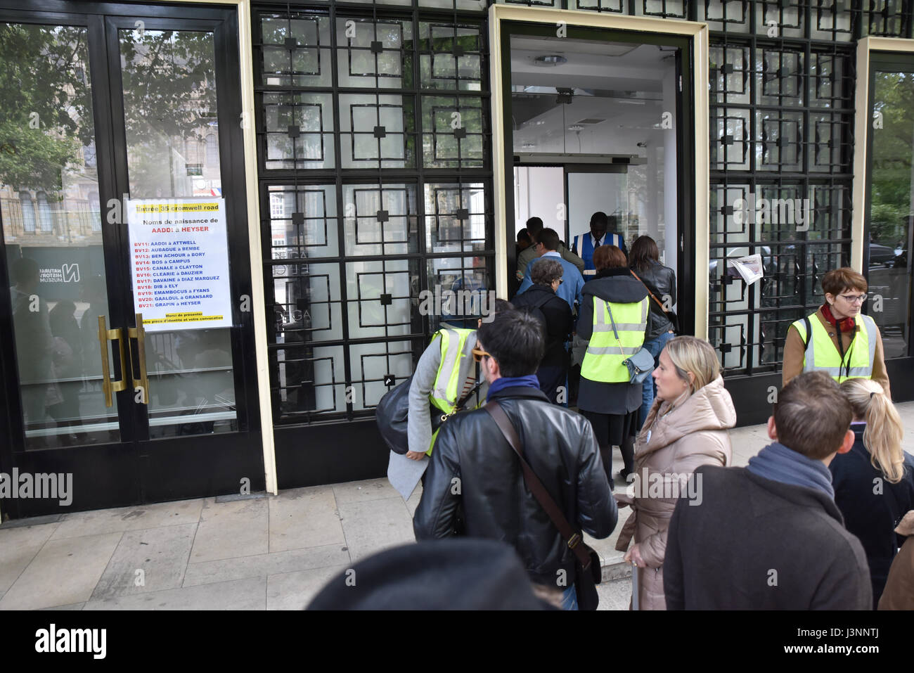 South Kensington, London, UK. 7 mai 2017. Français expatrié à South Kensington, Londres, le vote dans les élections Françaises. Crédit : Matthieu Chattle/Alamy Live News Banque D'Images