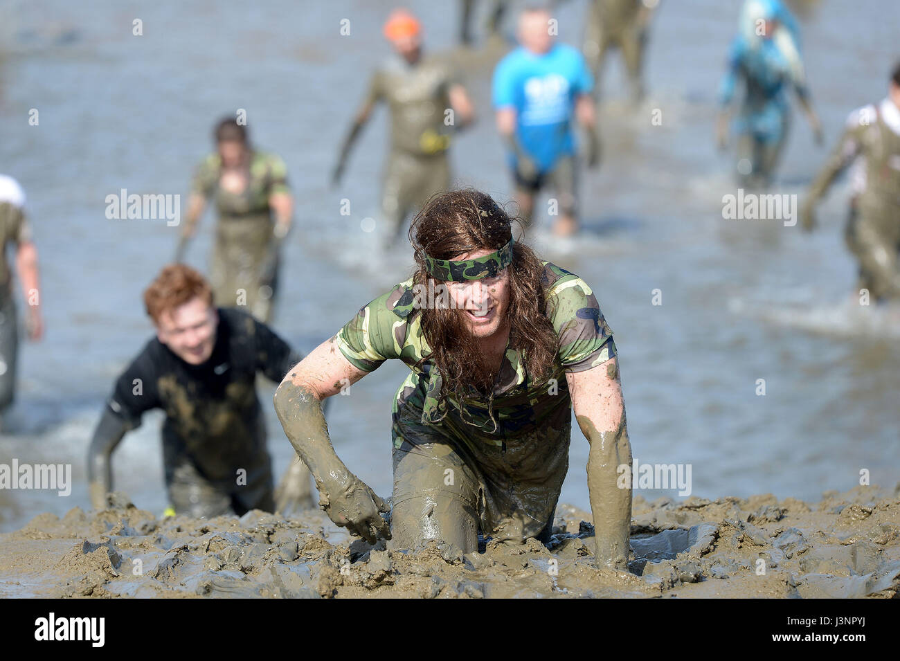 Maldon, Essex, Royaume-Uni. 7 mai, 2017. Des centaines de concurrents prennent part à la course de boue 2016 Maldon Maldon Parc Promenade à Essex. La course est exécuté sur un 450 mètres sur la rivière Blackmore et peut avoir lieu seulement à marée basse. Cet événement a débuté en 1973, lorsqu'un homme a été mis au défi de porter un tuxedo pour servir un repas sur la rive de la rivière. Ceci plus tard a conduit à une course de l'autre côté de la rivière où les habitants avaient à boire une pinte d'un baril de bière en attente avant de revenir.Ce ans course a été contestée par près de 300 concurrents et 10 000 spectateurs. Crédit : MARTIN DALTON/Alamy Live News Banque D'Images