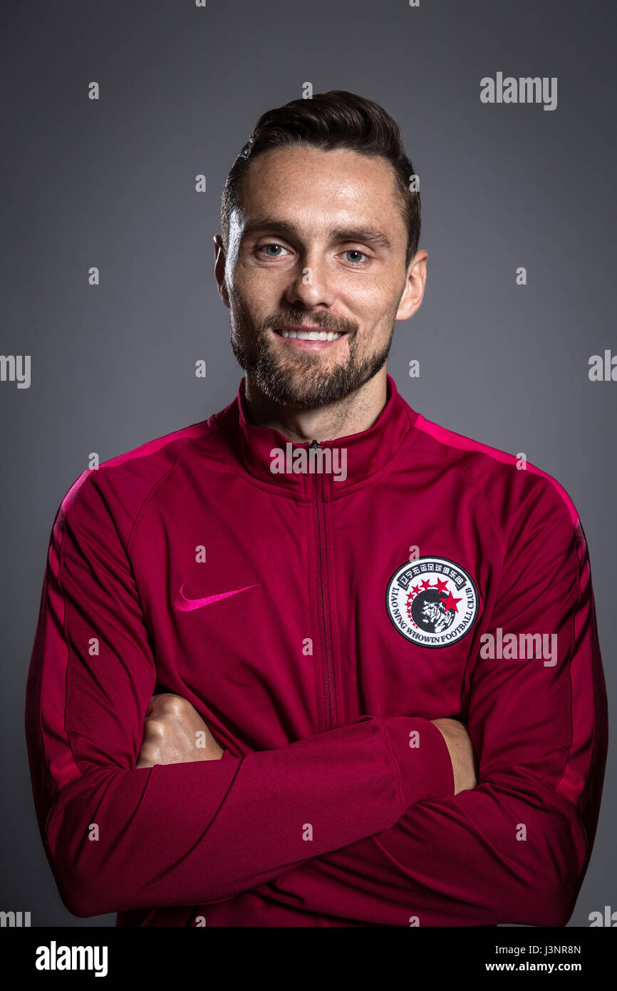 Portrait de joueur de football australien du Liaoning Whowin James Holland C.F. pour le Football Chinois 2017 Super League, à Foshan, province du Guangdong en Chine du Sud, 24 janvier 2017. Banque D'Images