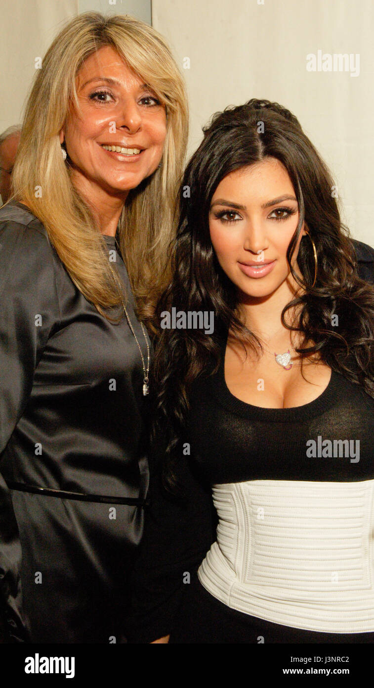 (L-R) Marukian Manush et Kim Kardashian à l'occasion du lancement de la pécheresse céleste et bijoux Magazine GENLUX party sur le toit de l'hôtel de luxe à Los Angeles, CA Banque D'Images