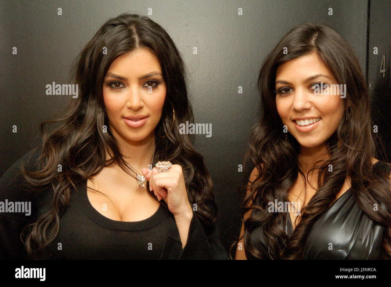 (L-R) Kim Kardashian et Kourtney Kardashian à l'occasion du lancement de la pécheresse céleste et bijoux Magazine GENLUX party sur le toit de l'hôtel de luxe à Los Angeles, CA Banque D'Images