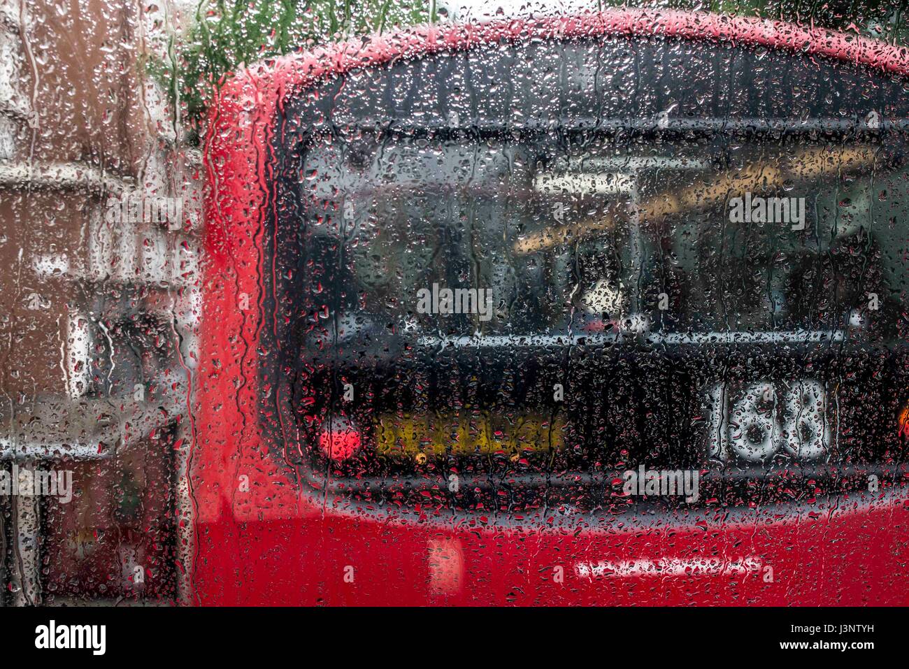 Le bus numéro 168 Londres rouge sous la pluie Banque D'Images
